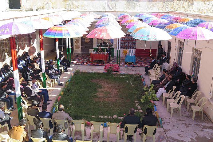 Das Bild zeigt Menschen bei einer Veranstaltung im irakischen Kifri.