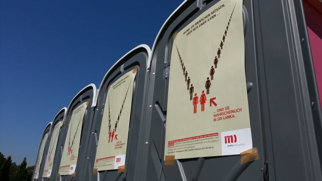 In Ausnahmezeiten sind die essentiellen Dinge der größte Ausdruck von Solidarität. medico unterstützt Blockupy-Camp mit mobilen Toiletten.