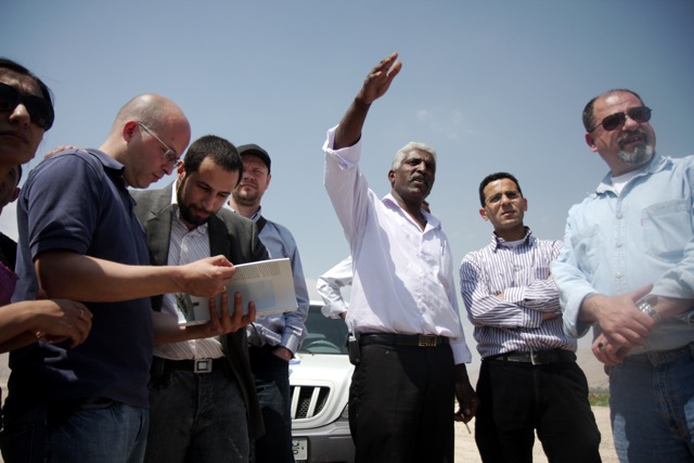 medico-Repräsentant Tsafrir Cohen gemeinsam mit den Aktivisten der UAWC beim Projektbesuch