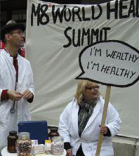 Public Eye on Berlin: Straßenaktion
gegen eine Medizin nur für Reiche.