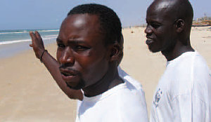 "1.300 km nordwestlich liegen die Kanaren." Mustapha und Adrame, Fischer in Saint-Louis, würden wieder starten. Foto: medico