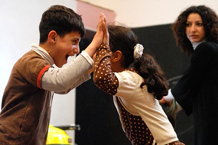 Mädchen und Jungen zusammen. Foto: Jenny Nyman