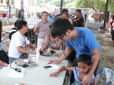 Medizinisches Nothilfe-Team von Samahang Operasyong Sagip (SOS) während der Flutnothilfe 2012