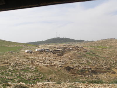 Tuba in der südlichen Westbank. Im Hintergrund die Siedlung Ma'on.