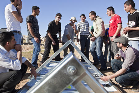 Studenten aus Hebron installieren die Solarsysteme in Tuba (2010).
