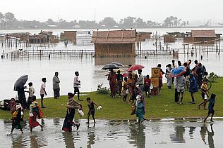 Das Bild zeigt ein überflutetes Dorf in Bangladesch.