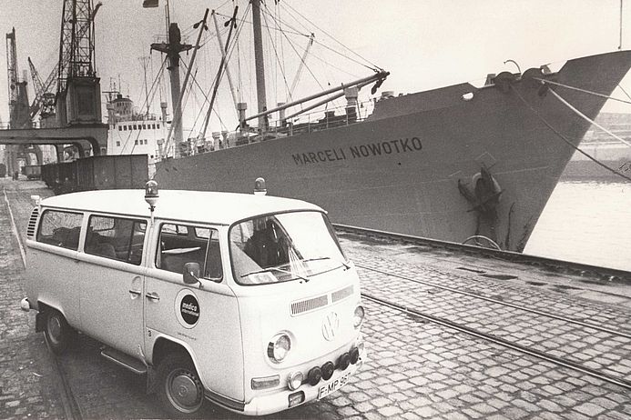 ...oder per Schiff... EIn medico-Bus steht in einem Hafen neben einem Schiff