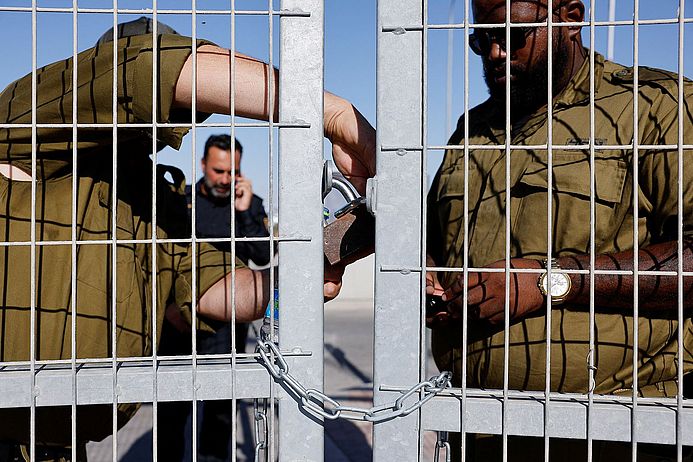 ISRAEL-PALESTINIANS/MILITARY-INVESTIGATION Soldaten schließen ein Tor auf dem Militärstützpunkt Sde Teiman.