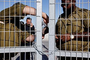 ISRAEL-PALESTINIANS/MILITARY-INVESTIGATION Soldaten schließen ein Tor auf dem Militärstützpunkt Sde Teiman.