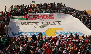 Auch grüne Energie kann schmutzig sein: Protest gegen die Windräder von Siemens in der Westsahara.  (Foto: WSRW)
