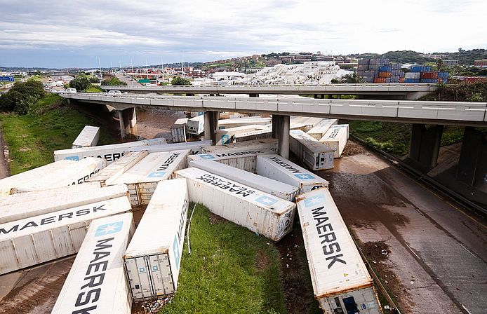 Schiffscontainer in Durban, die nach heftigen Regenfällen weggeschwemmt wurden.