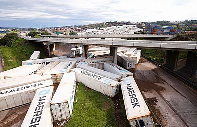 Schiffscontainer in Durban, die nach heftigen Regenfällen weggeschwemmt wurden.