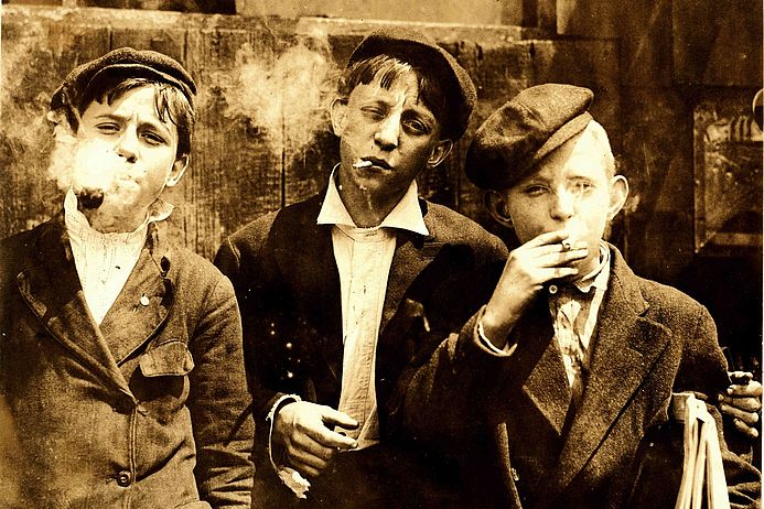 Rauchende Kinder in den USA 1910. (Foto: Library of Congress)