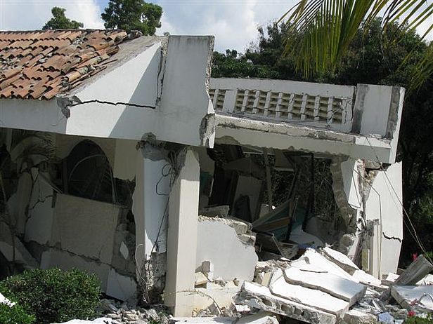 Zerstörtes Krankenhaus in Léogâne. Auf dem Gelände arbeitet die Gesundheitsbrigade von COSALUP.