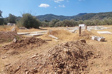 Die Gräber einer Mutter und ihrer Tochter, die bei einem Pushback der Küstenwache im April 2025 vor Lesbos ertranken.