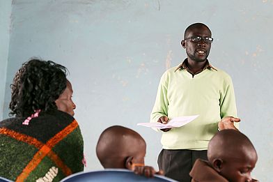 Dan Owalla ist der landesweite Koordinator des People’s Health Movement in Kenia. Seit 2020 arbeitet er für die NGO SODECA (Society of Development and Care), die sich für das Menschenrecht auf Gesundheit in marginalisierten Communities einsetzt. (Foto: Holger Priedemuth)