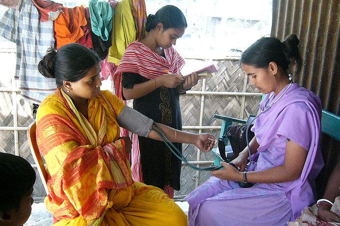 Dr. Mathis Bromberger unterwegs mit "Paramedics" von Gonoshasthaya Kendra auf Hausbesuch. Fotos: medico