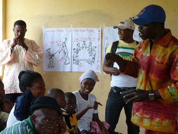 Die Mitarbeiter/innen der medico Partnerorganisation NMJD
setzen sich für Rohstoffgerechtigkeit ein