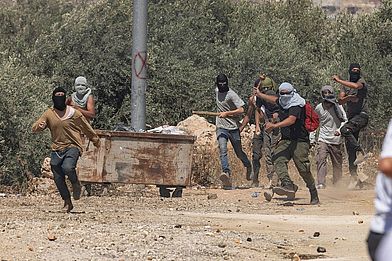 Israelische Siedler attackieren das Dorf Turmus Ayya in der Westbank