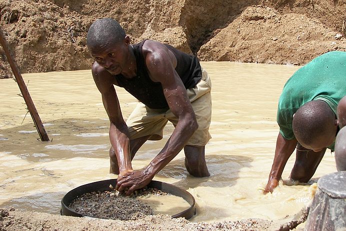 Diamantensucher in Kono, Sierra Leone. Foto: medico
