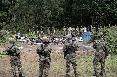 Eine Gruppe von Migrant:innen an der belarussisch-polnischen Grenze im August 2021