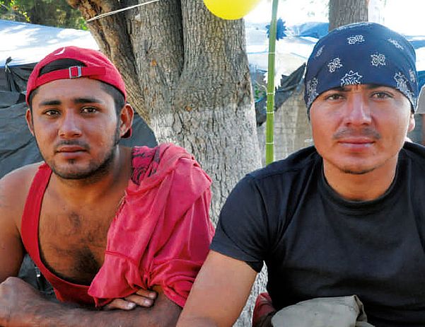„In Mexiko pressen uns alle aus.“ Daniel und Arlin aus Honduras in der Herberge San José nahe Mexiko-Stadt. Foto: Klaus Ehringfeld