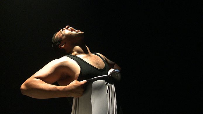 Bilder von der Performance "Sho Kman?"