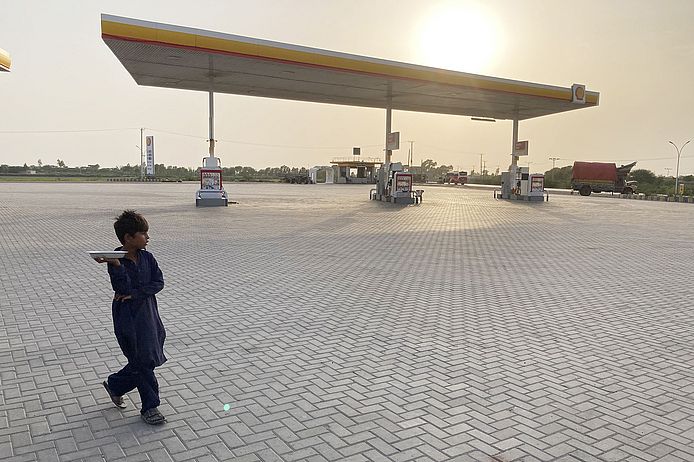 Verwaiste Tankstelle bei Karatschi, Pakistan