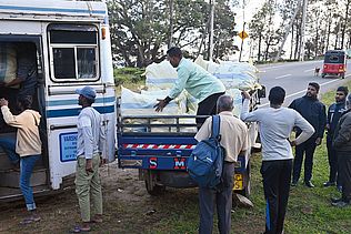 Verteilung von Nothilfe-Pakete an die vom Zyklon betroffenen Familien.