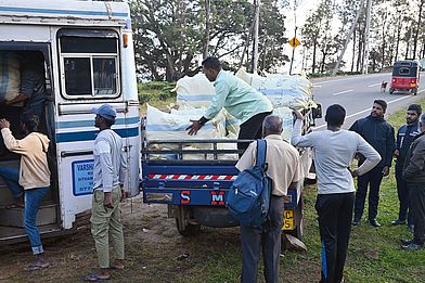 Verteilung von Nothilfe-Pakete an die vom Zyklon betroffenen Familien.