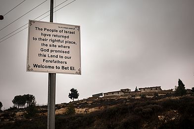 Am Eingang zur Siedlung Bet El bei Ramallah. (Foto: Gordon Welters)
