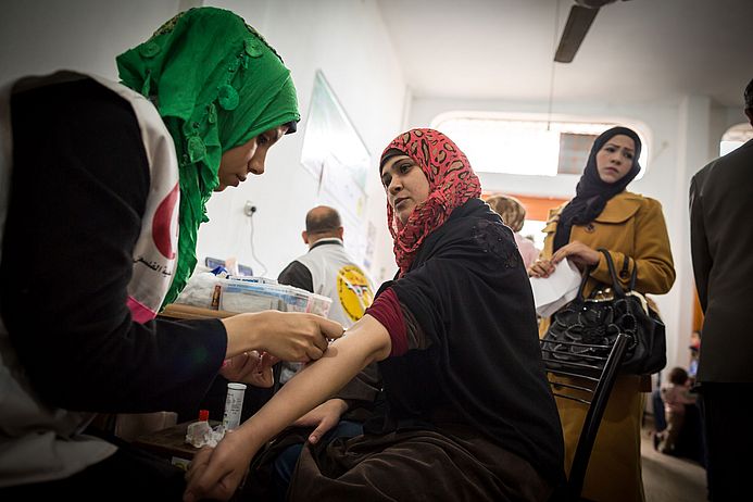 Nothilfe für Gaza: Die Palestinian Medical Relief Society versorgt zur Zeit auch Verletzte, die aus den Krankenhäusern wegen Überfüllung frühzeitig entlassen werden. (Foto:medico/Welters)