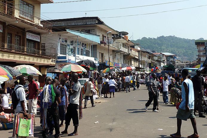 Der Alltag ist zurückgekehrt. Straßenszene in Freetown. (Foto: medico)