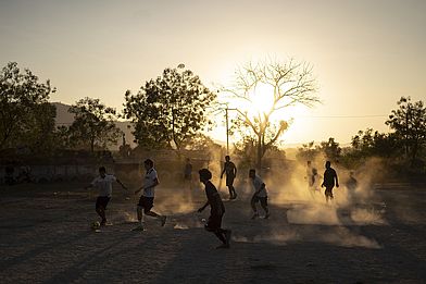 Kinder spielen Fußball, Reparto Las Cañas, El Salvador (Foto: Víctor Peña)