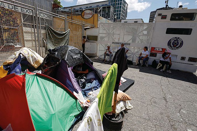 Nachdem Interimspräsidentin Delcy Rodríguez eine Amnestie angekündigt hat, hoffen Angehörige von Gefangenen vor einer Polizeistation in Caracas auf deren Freilassung.