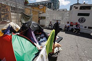 Nachdem Interimspräsidentin Delcy Rodríguez eine Amnestie angekündigt hat, hoffen Angehörige von Gefangenen vor einer Polizeistation in Caracas auf deren Freilassung. 