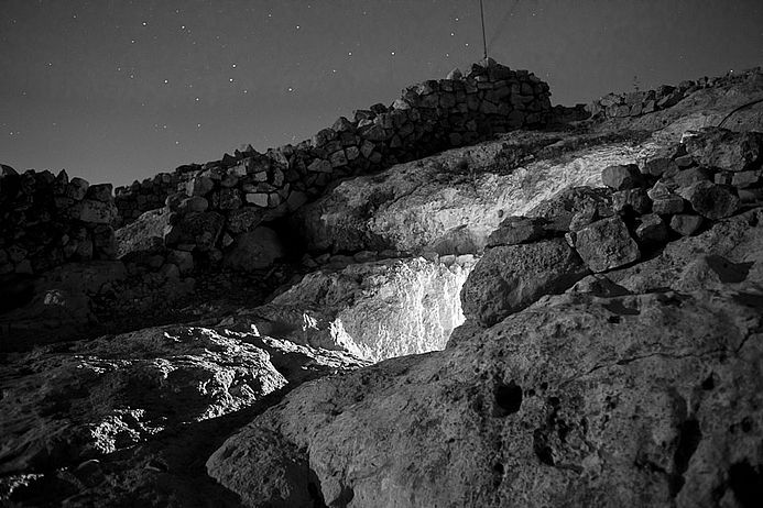 Auch in traditionellen höhlenähnlichen Behausungen gibt es jetzt Strom. Photo: Eduardo Soteras