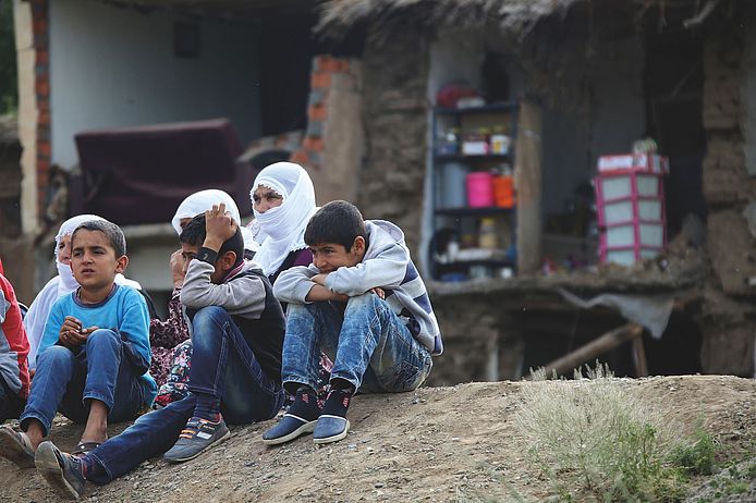 Zum Zuschauen verdammt: In der Nacht wurde das Haus dieser Familie in der Nähe von Diyarbakir zerstört.