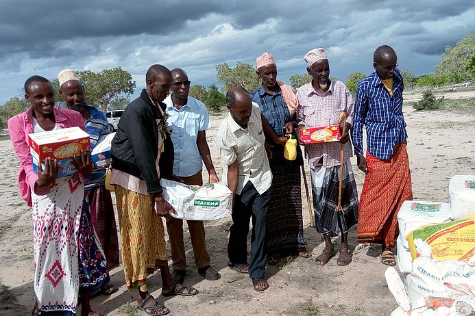 Verteilung von Hilfsgütern durch medico-Partner KAPLET im Osten Kenias.