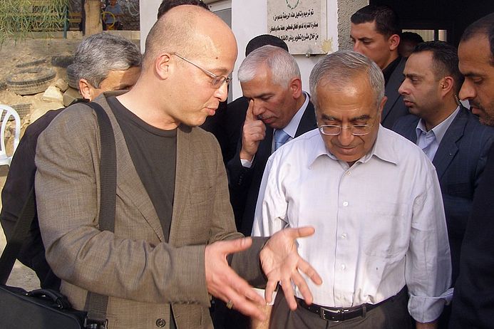 Premier Salam Fayyad im Gespräch mit medico-Mitarbeiter Tsafrir Cohen.