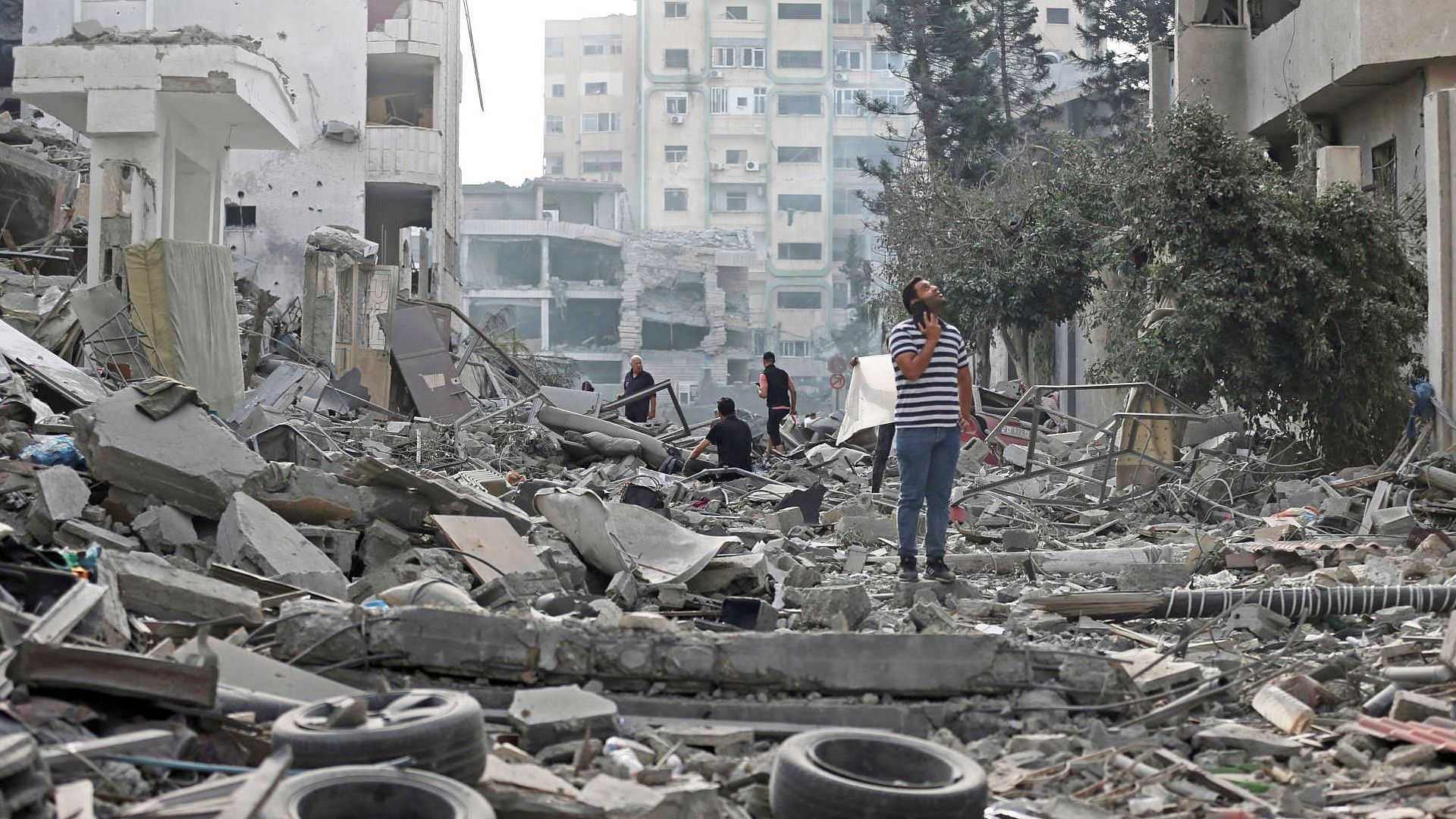 Ein Mann steht inmitten der Zerstörung von Gaza. (Foto: Activestills/Mohammed Zaanoun)