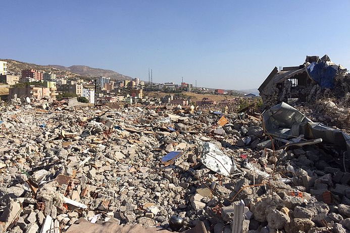 Nach acht Monaten Ausgangssperre kehren Mitte November Kurden in ihre Stadt Sirnak zurück. Sie finden nur noch Ruinen vor. (Foto: twitter/@AylinaKilic)