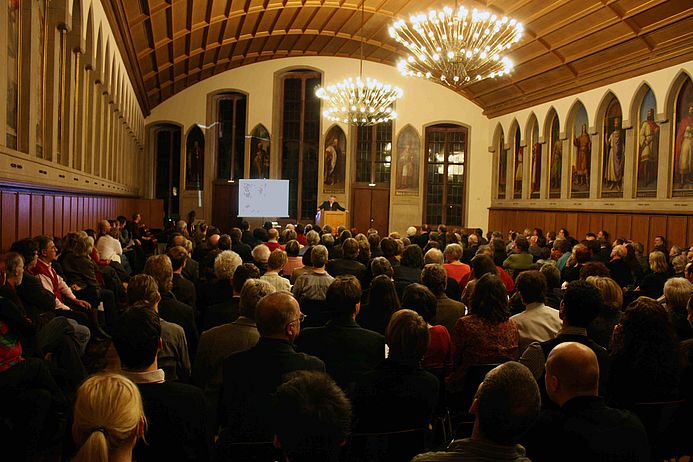 40 Jahre medico: Empfang im Frankfurter Römer. (Foto: medico) Zuhörer im Kaisersaal des Rathauses.