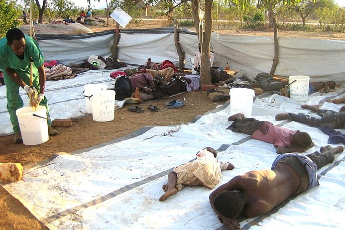 Afectados: los más pobres de entre los pobres. Precario abastecimiento de agua potable e infusiones. Foto: CWGH/Medico
