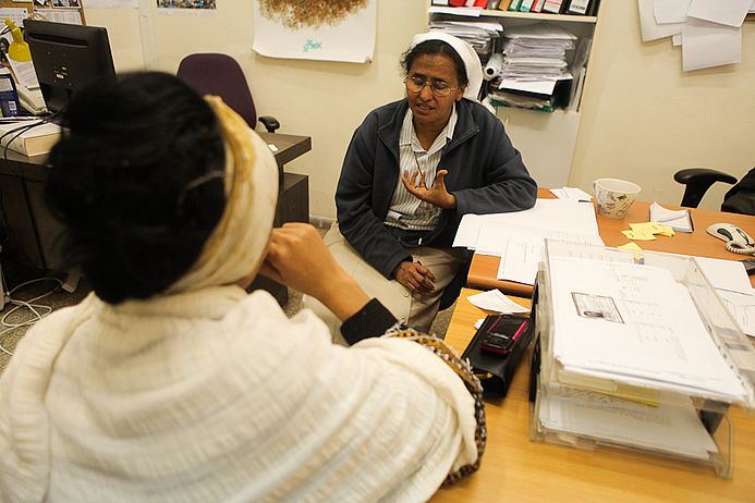 Schwester Aziza in der Offenen Klinik im Gespräch. Foto: PHR-IL.