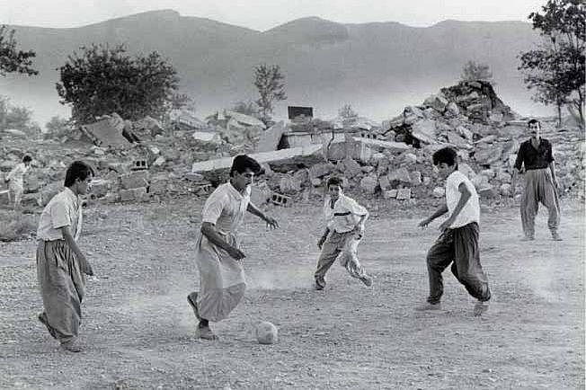 Kurdische Jugendliche in der von der irakischen Armee zerstörten Stadt Qala Dizeh, Juli 1991. Foto: R. Maro