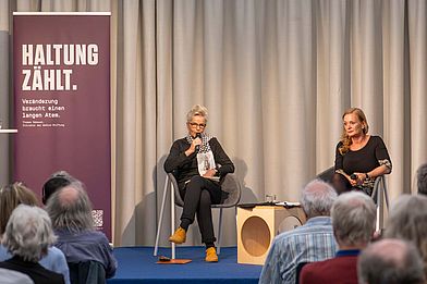 Charlotte Wiedemann auf dem medico-Stiftungssymposium 2025.