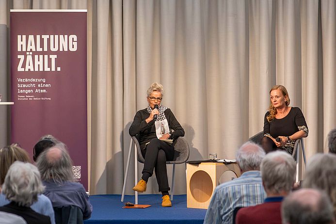 Charlotte Wiedemann auf dem medico-Stiftungssymposium 2025.