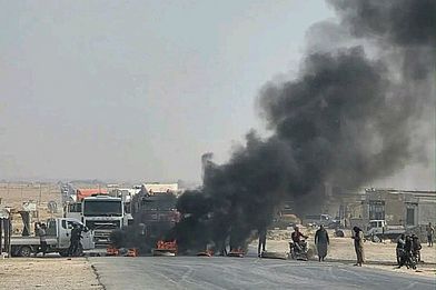 Brennende Reifen an einer Straßenblockade in Syrien