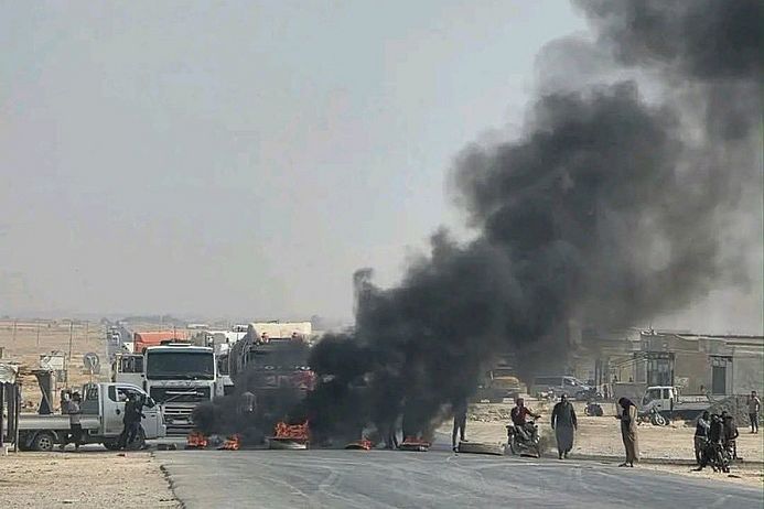 Brennende Reifen an einer Straßenblockade in Syrien